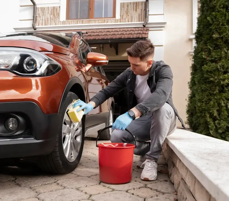 Lavage auto à domicile Uvernet-Fours : professionnel intervenant sur un véhicule